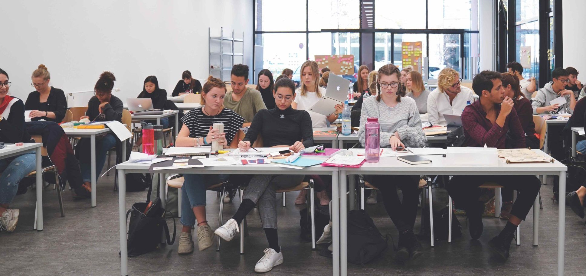 Ein WUAS-Berlin-Student präsentiert Arbeiten in einem professionellen Umfeld